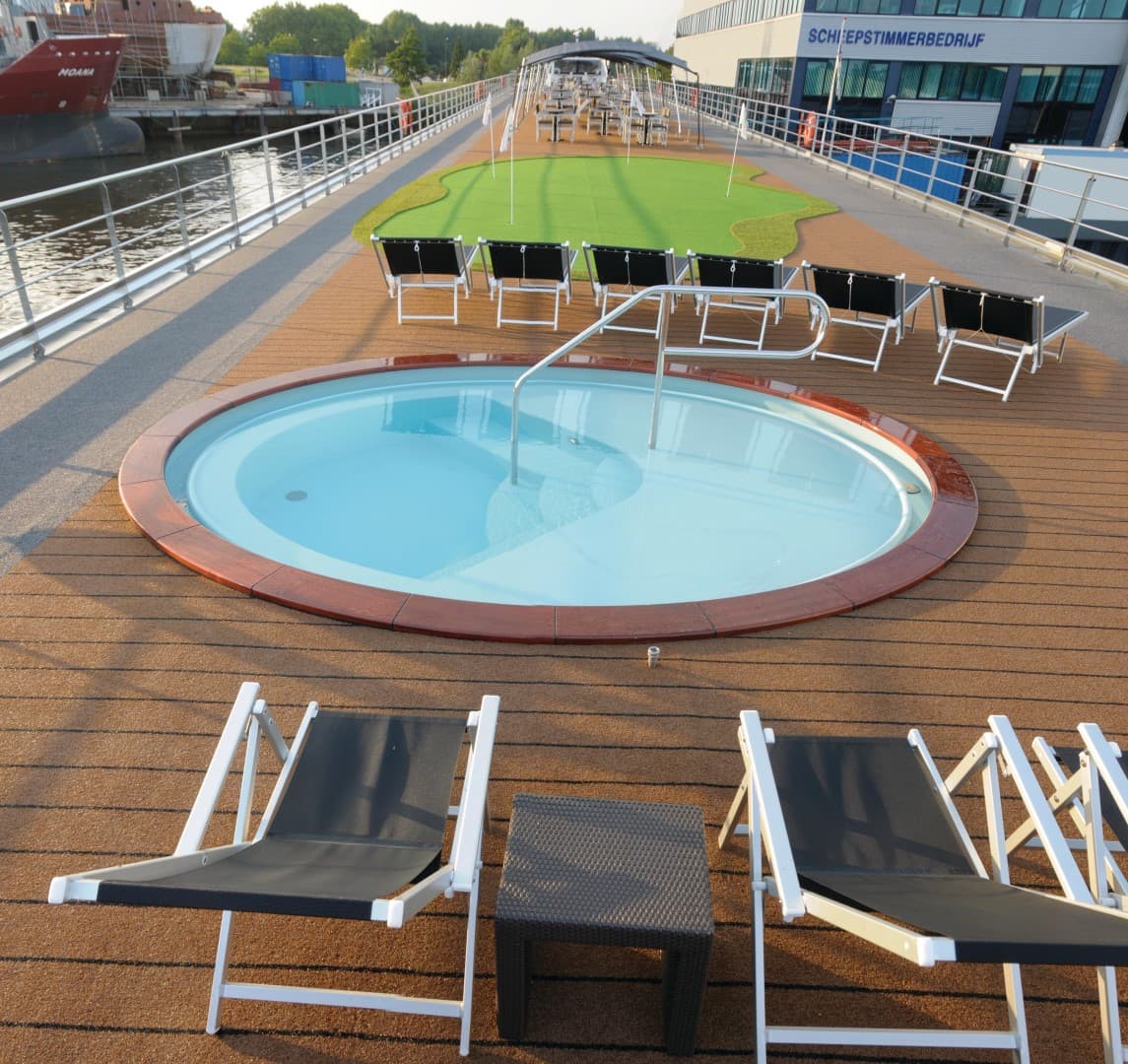 Putting Green & Jacuzzi