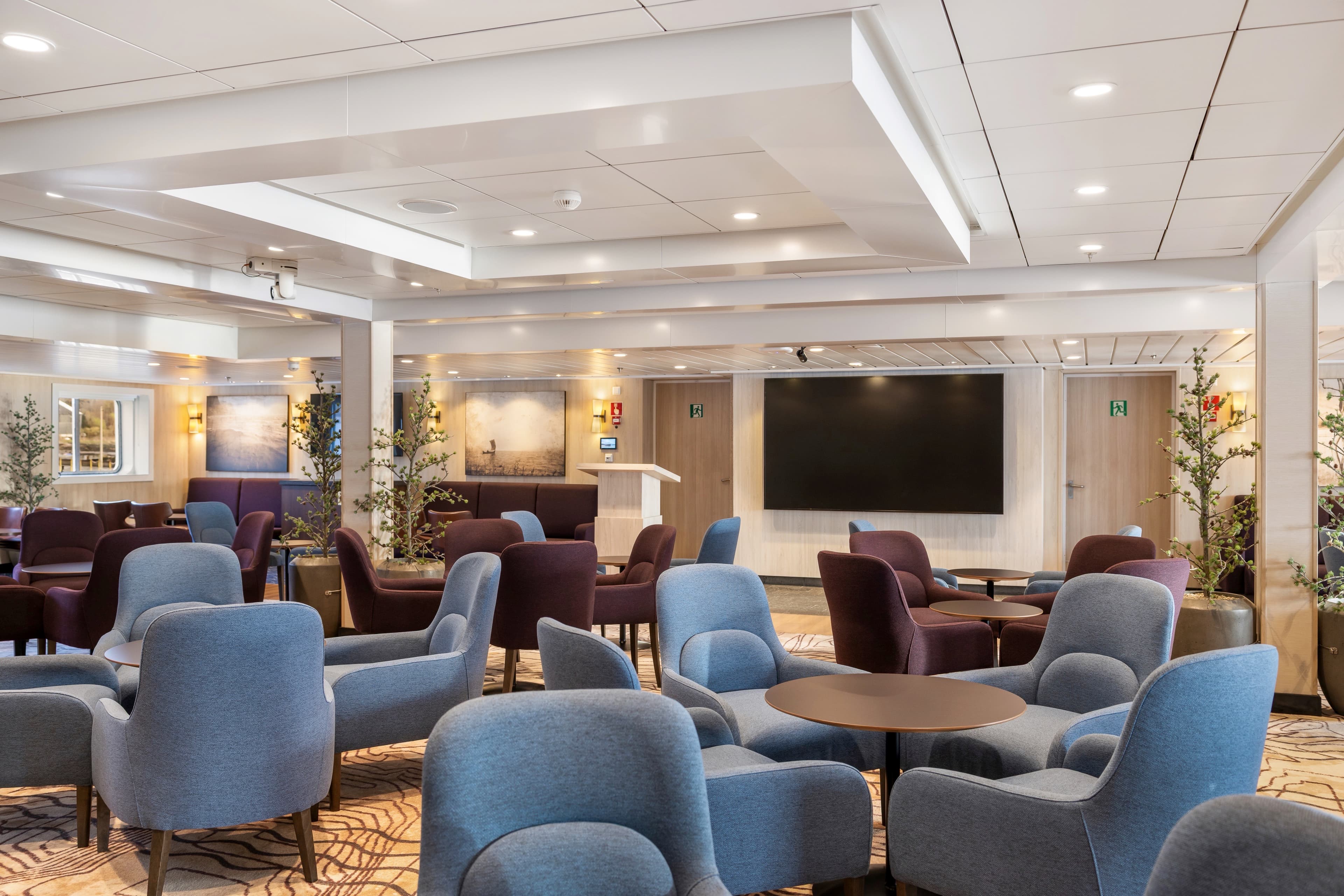 Explorer Lounge & Bar