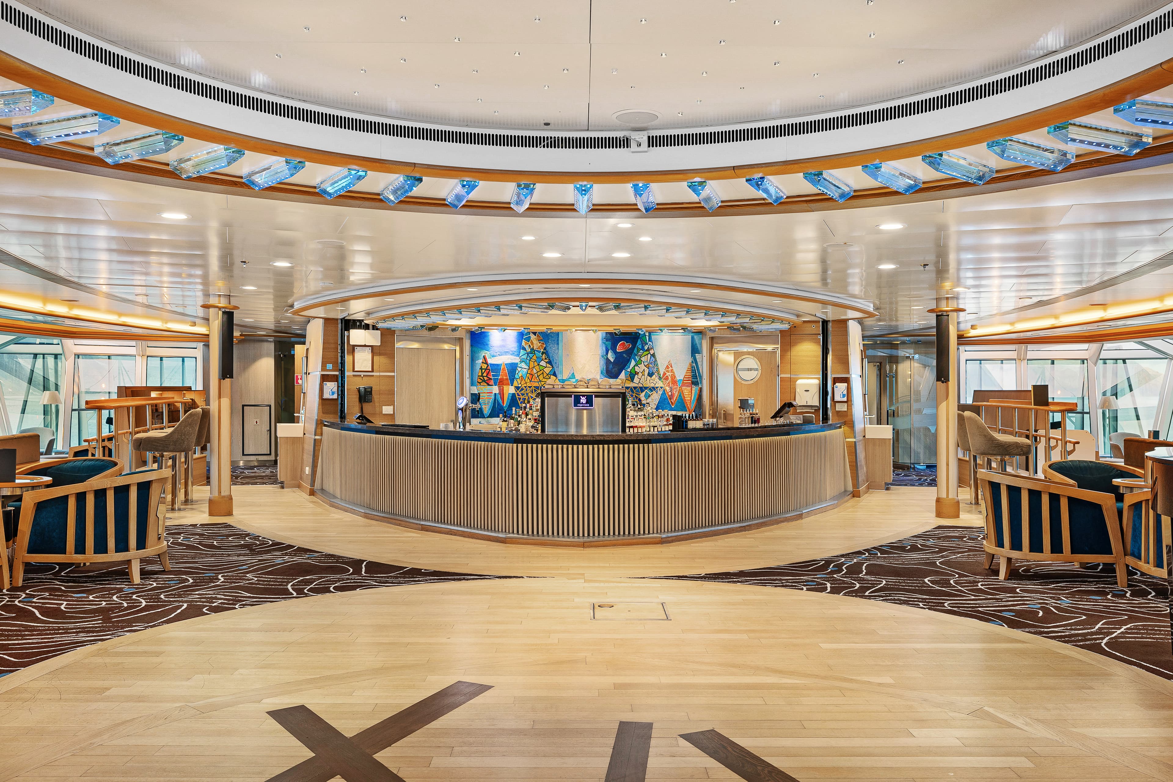 Explorer Lounge & Bar