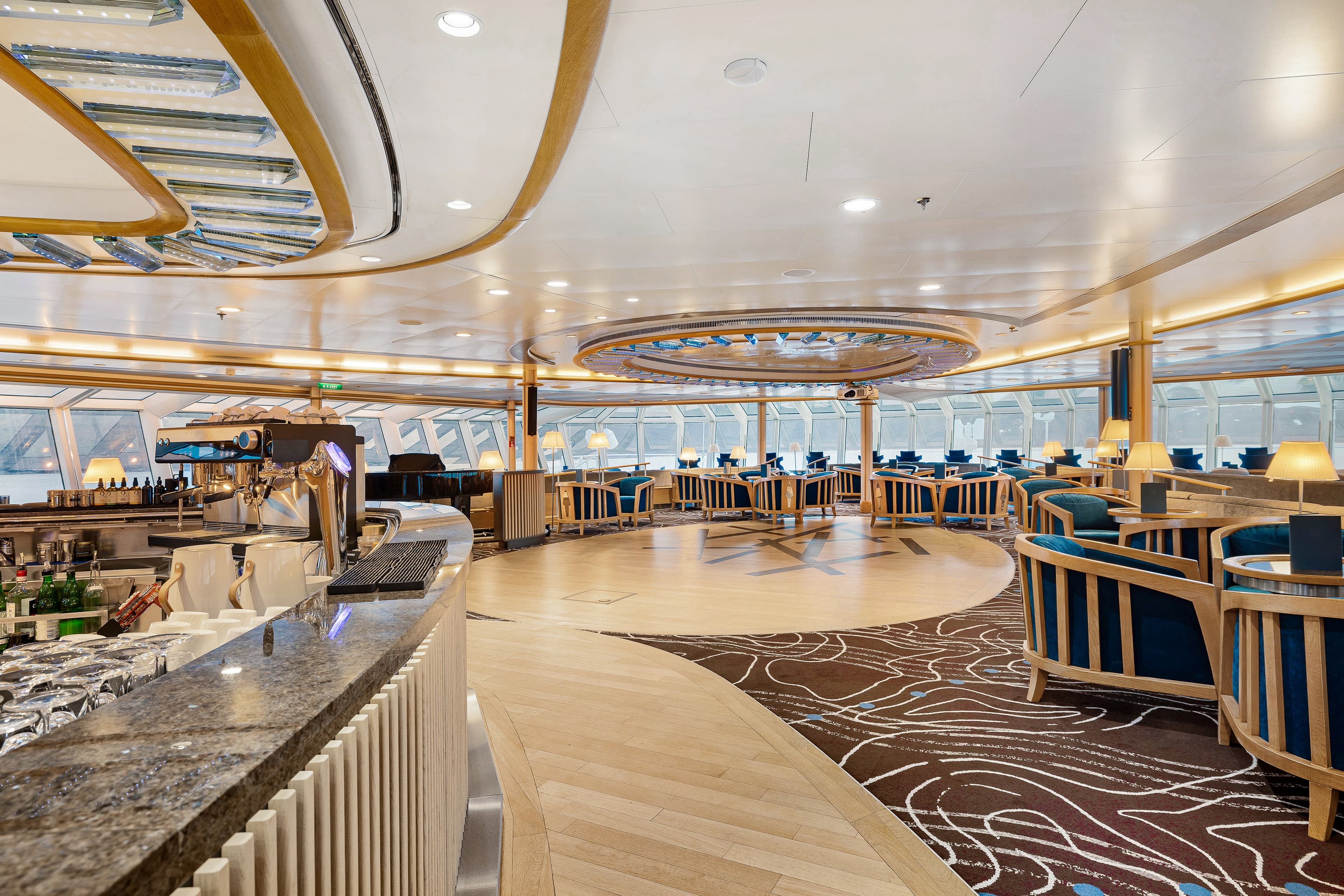 Explorer Lounge & Bar