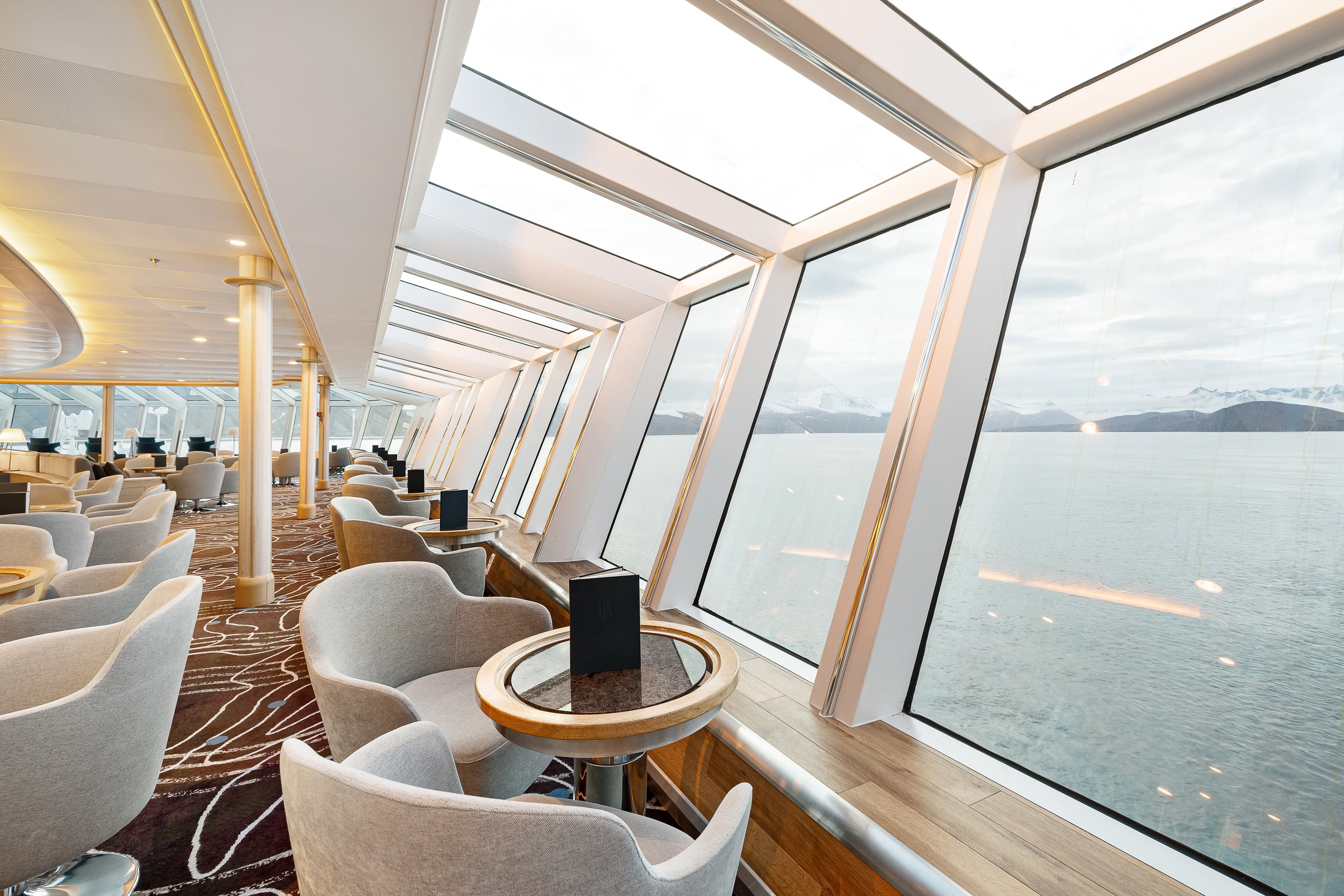 Explorer Lounge & Bar