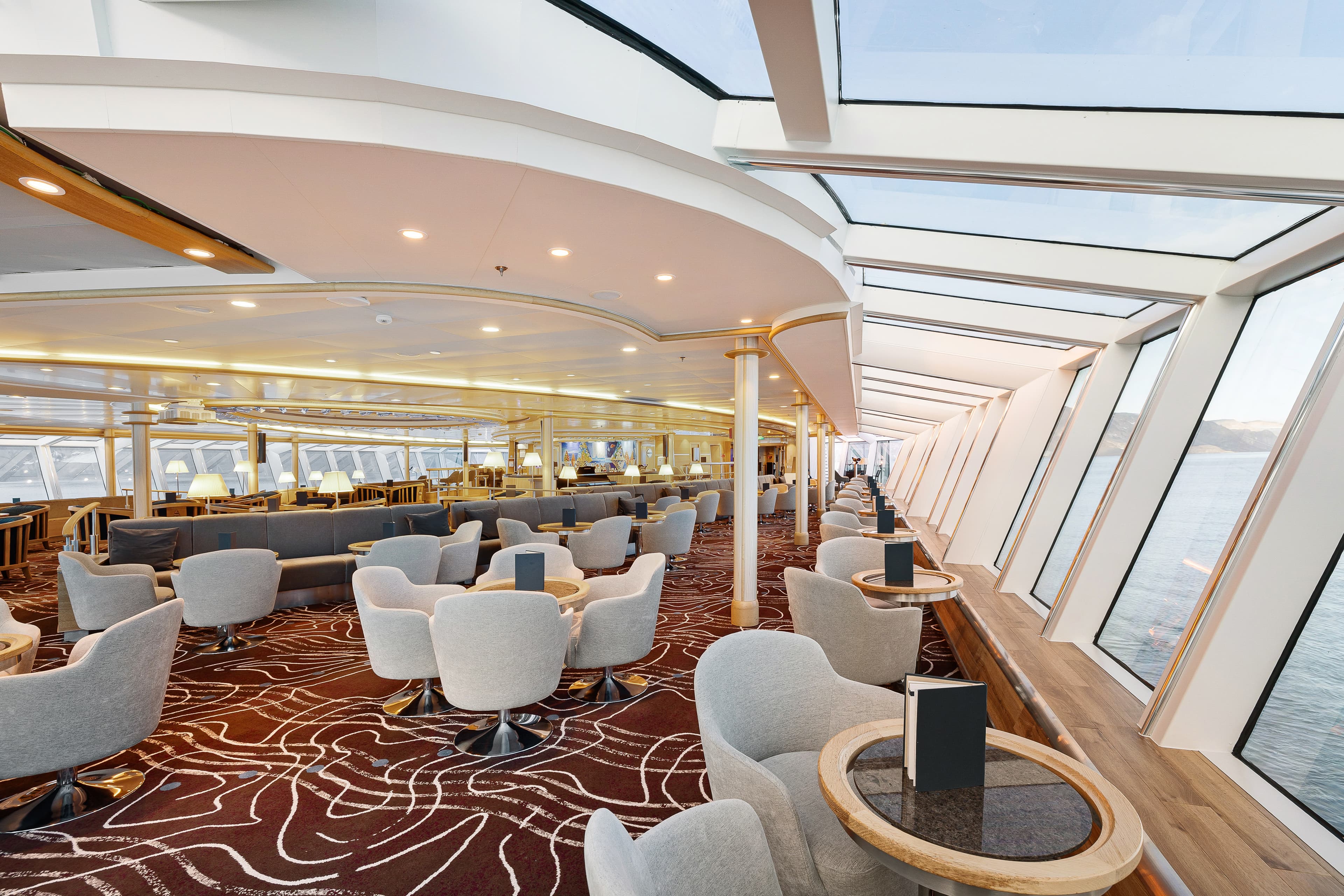 Explorer Lounge & Bar