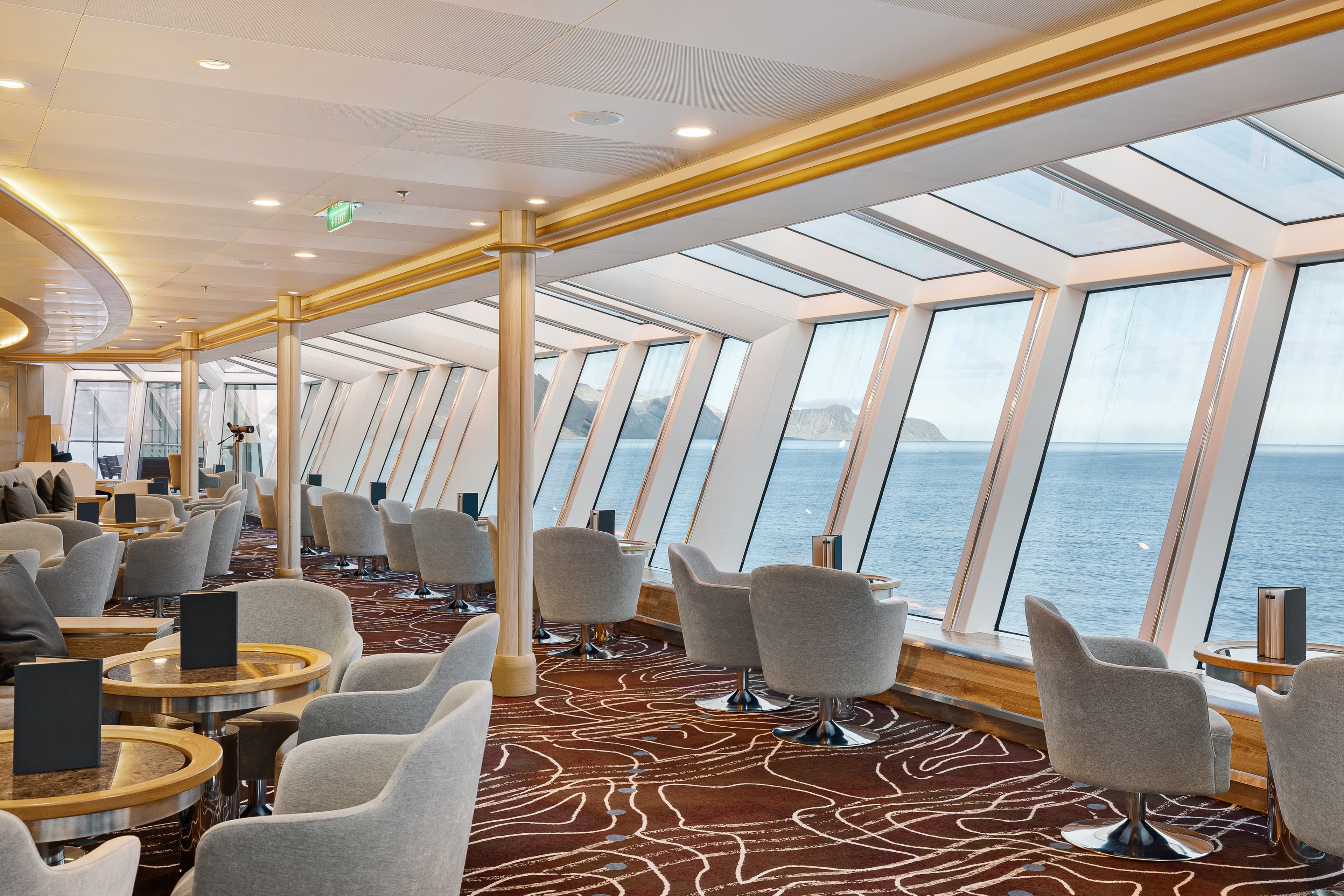 Explorer Lounge & Bar